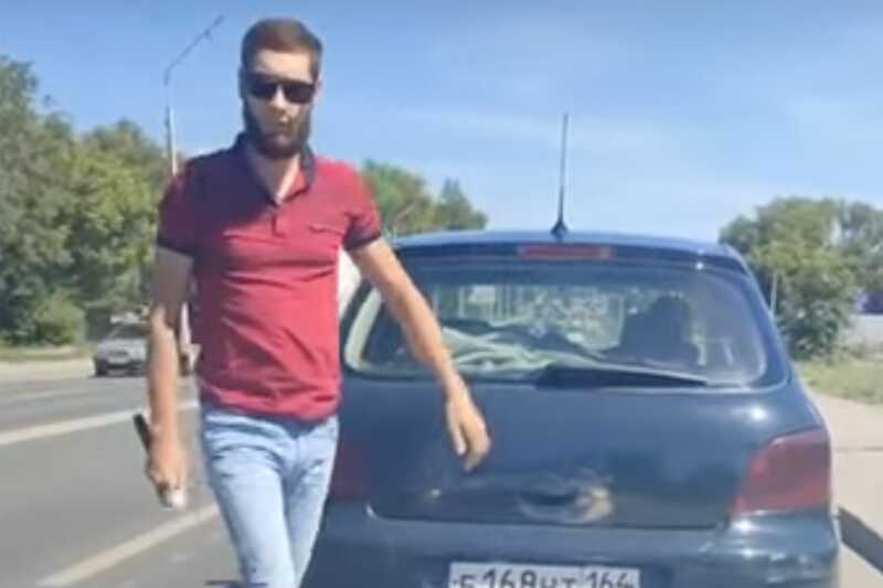 В Саратове арестовали мужчину, ударившего женщину-водителя по голове дубинкой