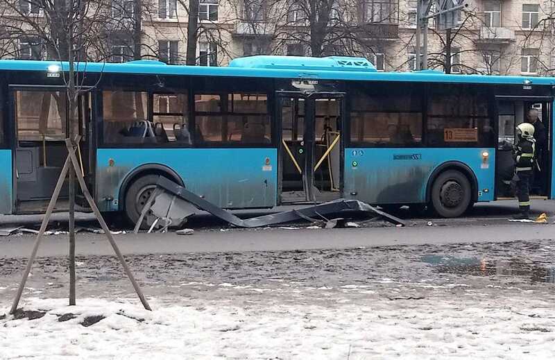 Автобус врезался в остановку в Санкт-Петербурге: есть погибшие
