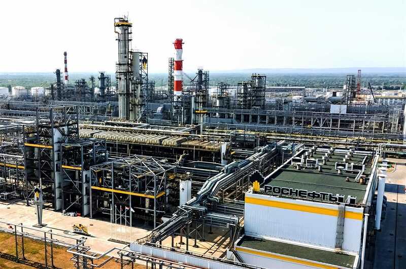 На Новокуйбышевском нефтеперерабатывающем заводе после взрывов начался пожар