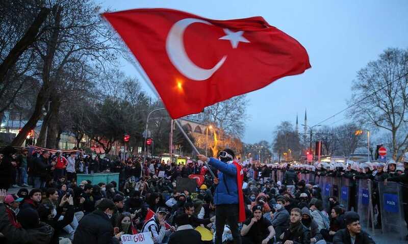 В Турции арестованы почти 2000 протестующих: сотни полицейских пострадали