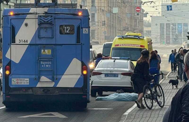 В Санкт-Петербурге женщина-пешеход попала под колёса троллейбуса