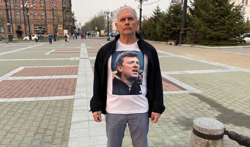 В Хабаровске активист в футболке с Борисом Немцовым провёл пикет против войны