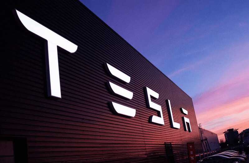 Tesla отложила производство бюджетного кроссовера в США