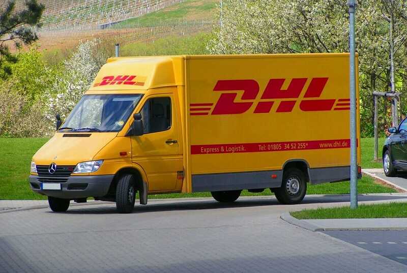 DHL временно прекращает отправку товаров в США