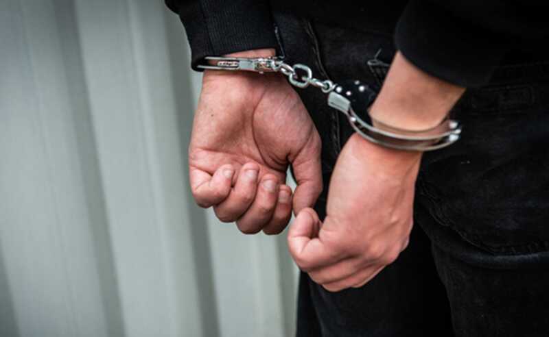 В Ленинградской области мужчина мучил девушку в квартире, совершил над ней насилие и требовал с нее деньги